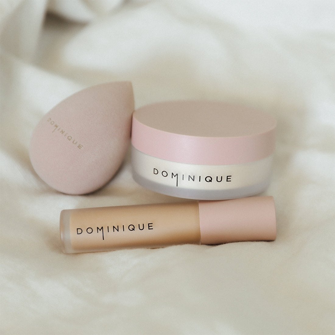 The Dominique Wide Awake set: concealer, powder and sponge.